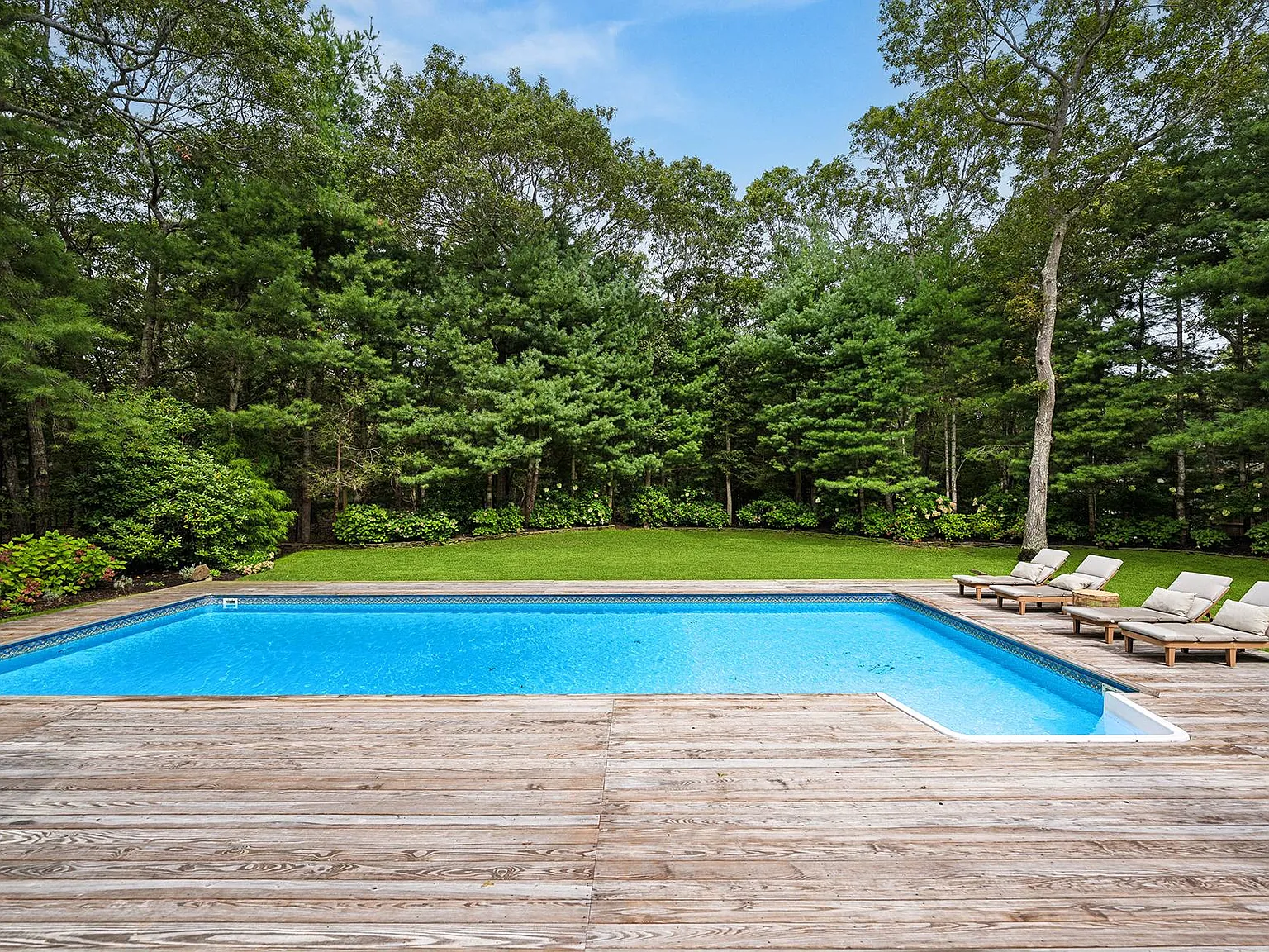 Contemporary in East Hampton Northwest — Photo 3