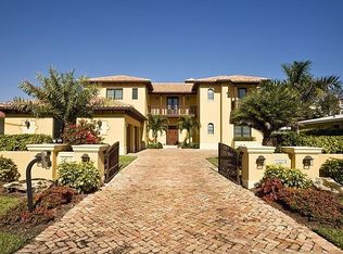 466 Tamarind Dr, Hallandale Beach, FL 33009