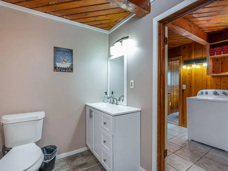 404 E State St #B — Photo 12