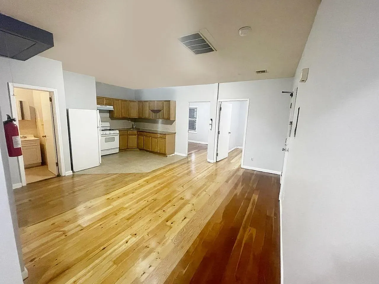 3 bed, 1000 sqft, $2,000 — Photo 2