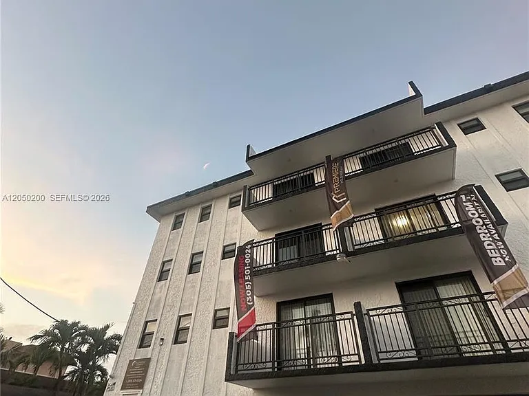 529 SW 4th St #301 — Photo 31