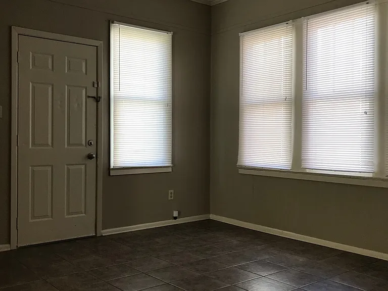 806 E University Ave — Photo 6