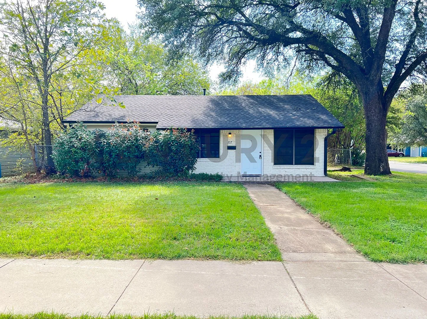 Fresh Paint Throughout This Beautiful 3/1 Home in Denton! — Photo 2