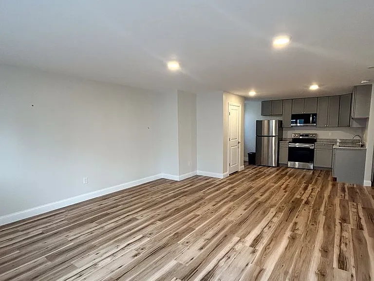 376 Colchester Ave — Photo 6