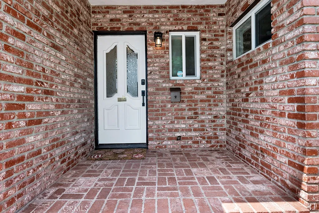 4 bed, 2431 sqft, $5,200 — Photo 3