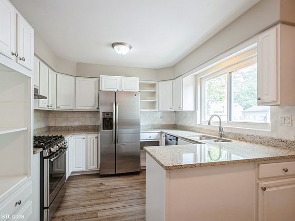 2nd image of 326 Skokie Ct