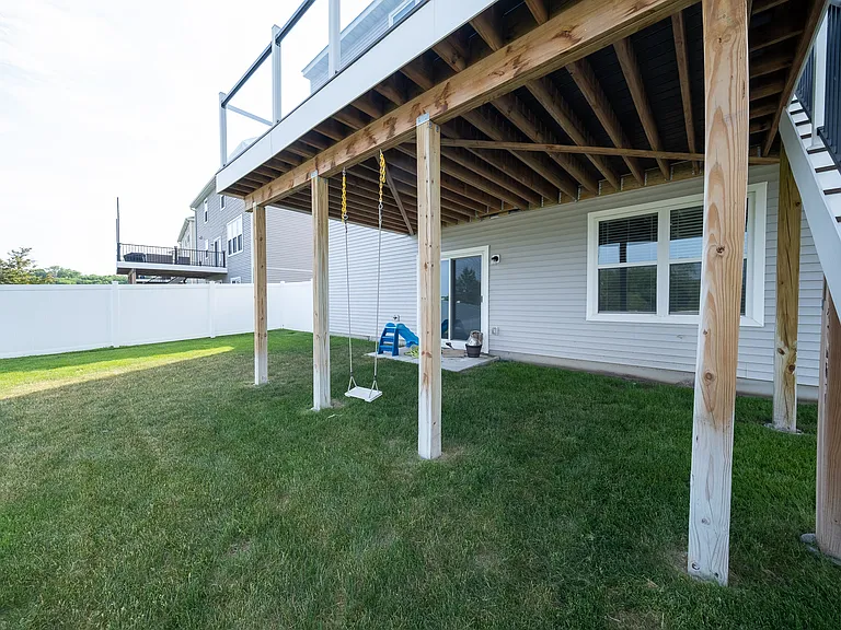 5595 Queensland Ln N — Photo 38