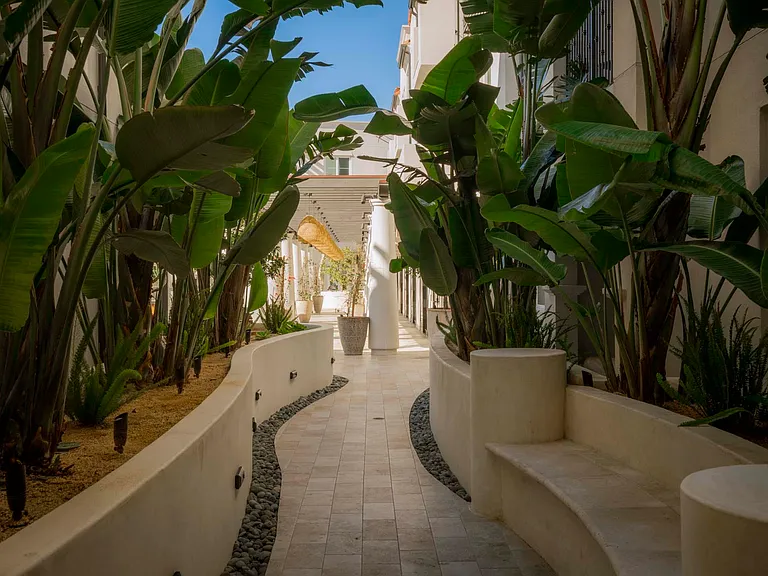 Eddy Redondo Residences — Photo 32