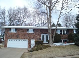 3125 Spring Valley Rd, Dubuque, IA 52001