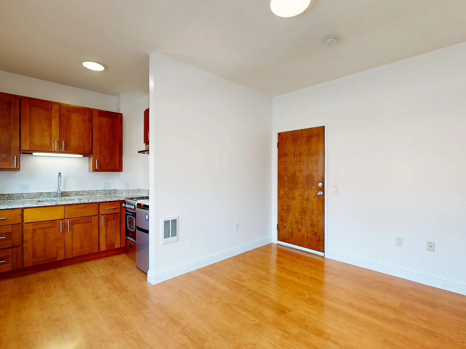 Updated Studio with Great Natural light — Photo 4