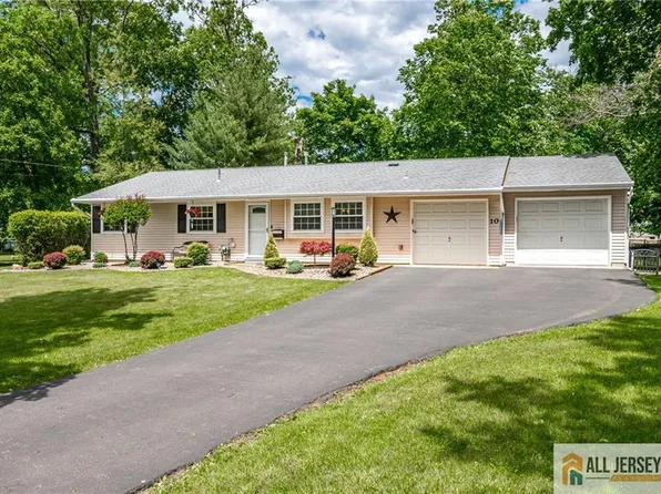 10 Ritter Rd, Kendall Park, NJ 08824