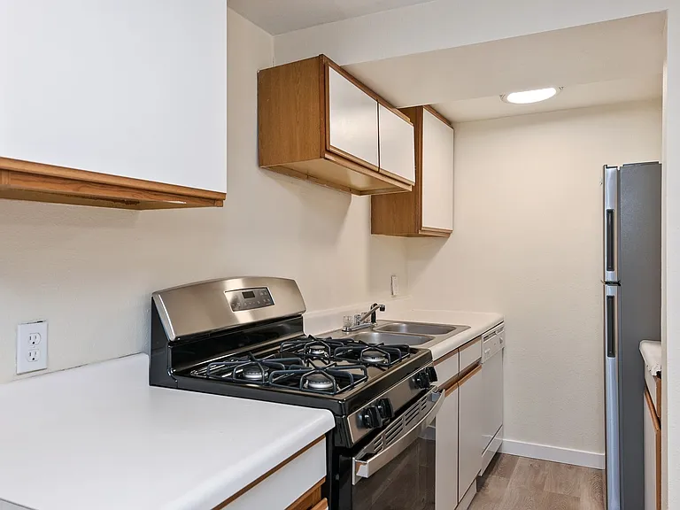 Queen Anne Court — Photo 9