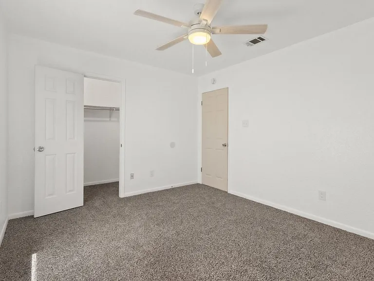 2410 Royal Crest Cir — Photo 14