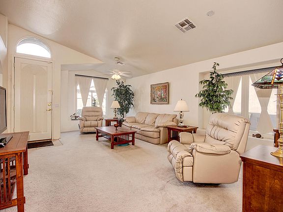 3rd image of 1121 E Montoya Ln