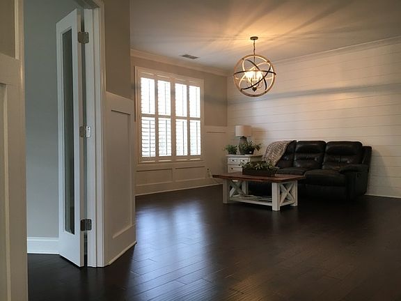 sitting area/dining room