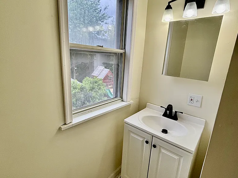 141 Horton St — Photo 9