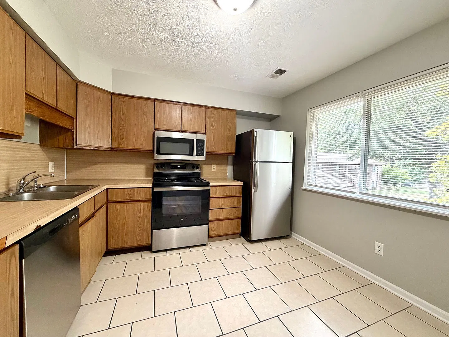 2 bed, 1.0 bath, 825 sqft, $1,500 — Photo 3