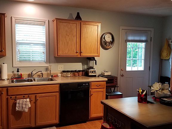 5th image of 180 Wistaria Dr
