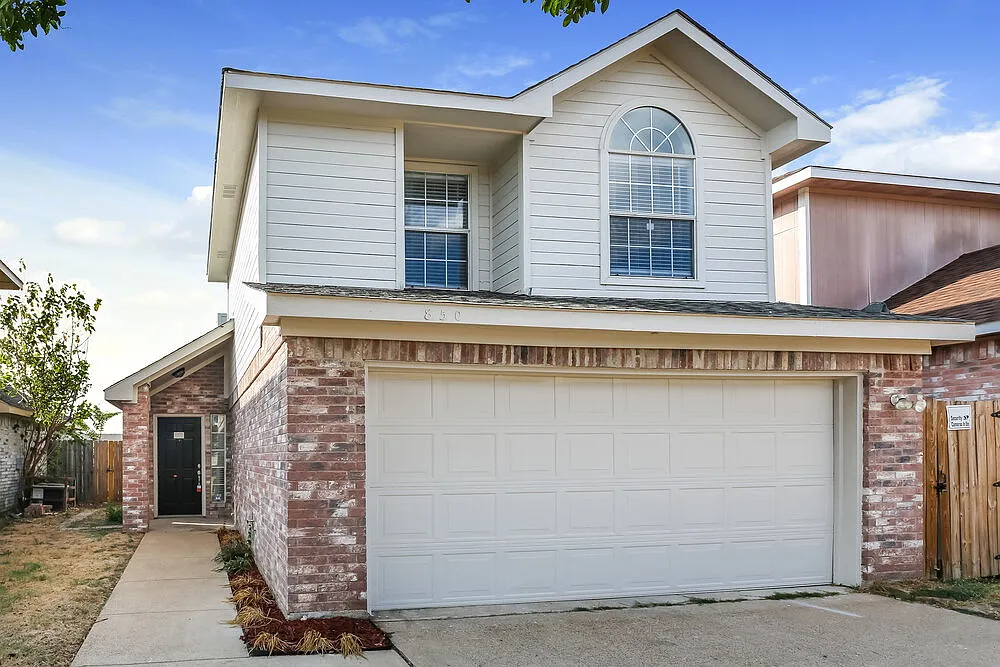 3 bed, 2.0 bath, 1249 sqft, $2,005 — Photo 1