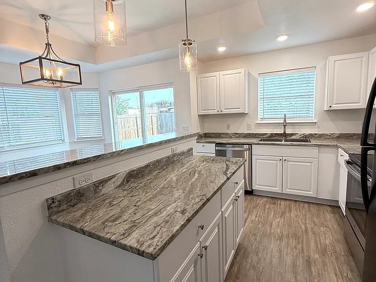 1014 E Fannin St — Photo 5