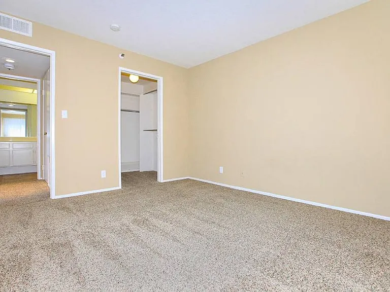 Savoy West Apartments — Photo 23