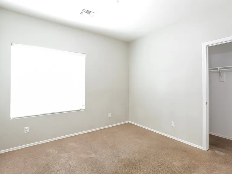 7907 S 50th Ln — Photo 9