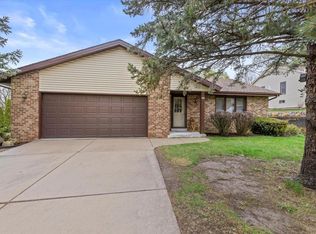 416 Lindenwood Dr, Hartland, WI 53029