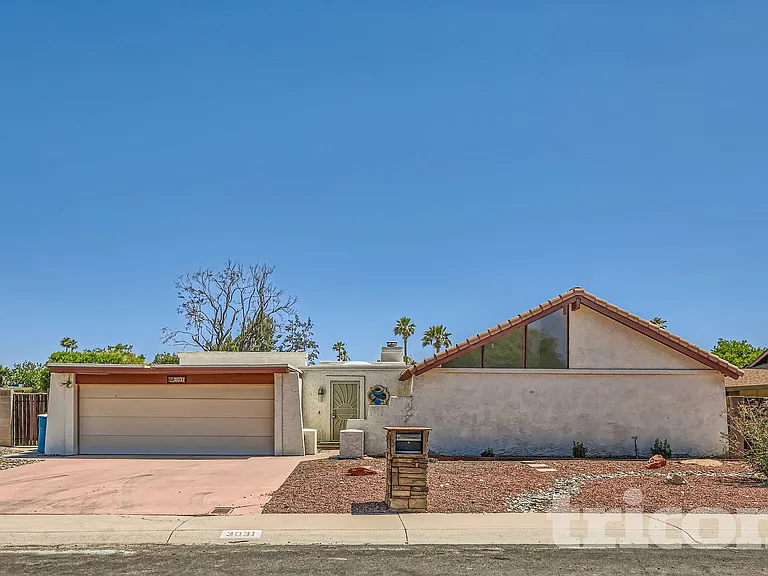 3031 W Mercer Ln — Photo 1