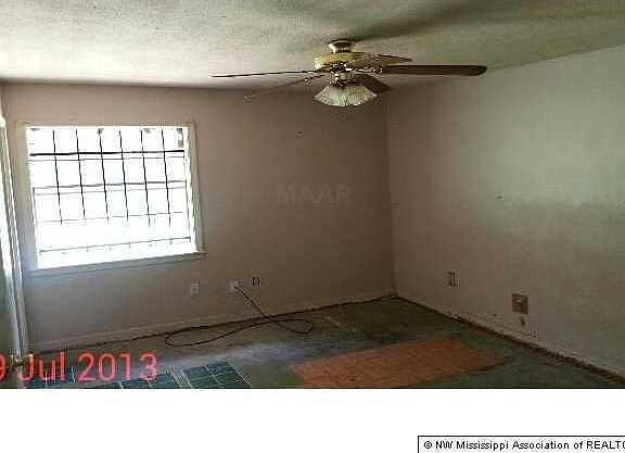 4th image of 12 W Byfield Dr