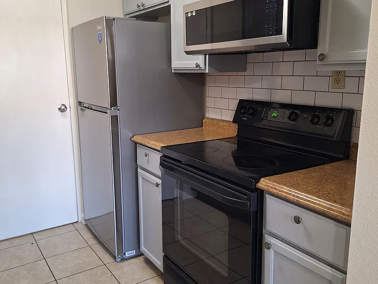 1410 E Mountain View Rd #4 — Photo 3