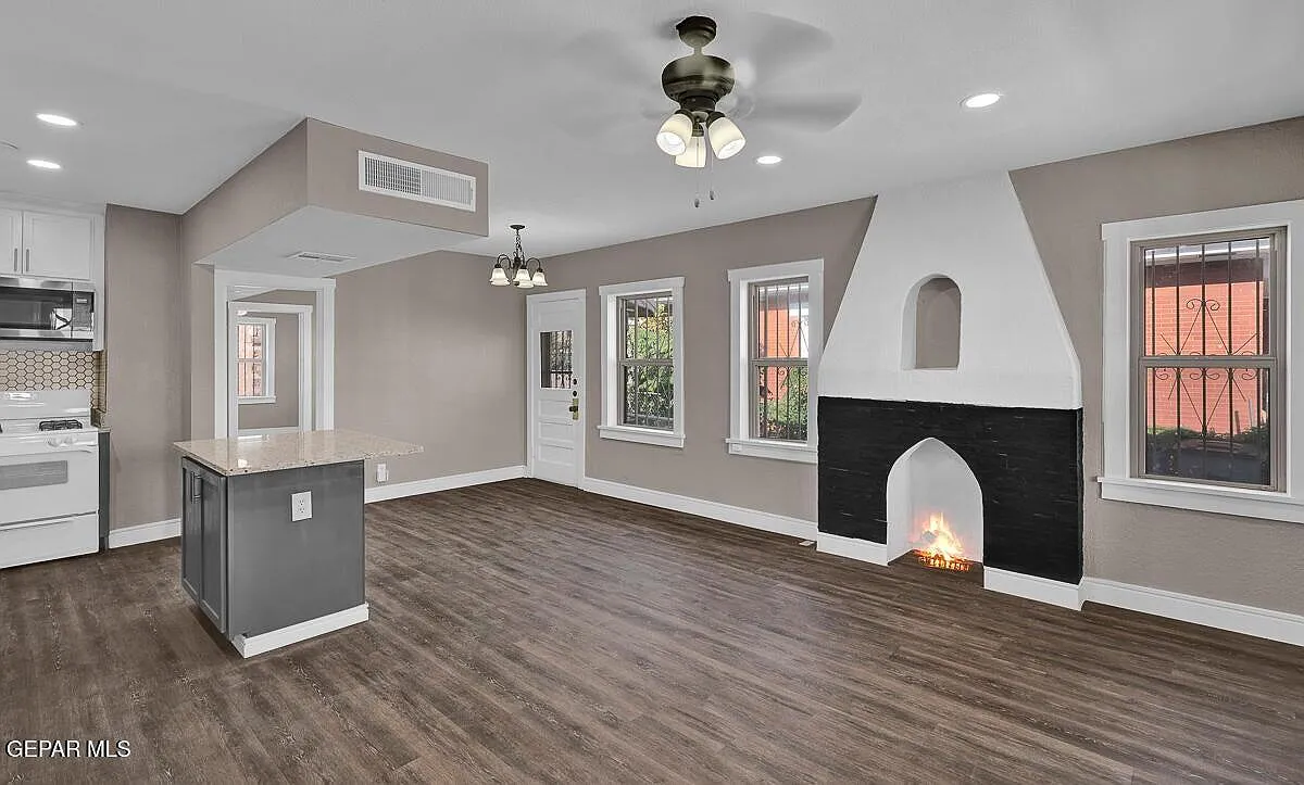 2 bed, 1.0 bath, 855 sqft, $1,100 — Photo 2