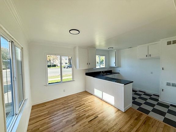 4th image of 6100-6106 Woodman Ave #6106-1
