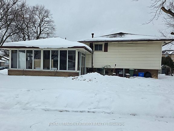 2nd image of 2 Rideau Cres