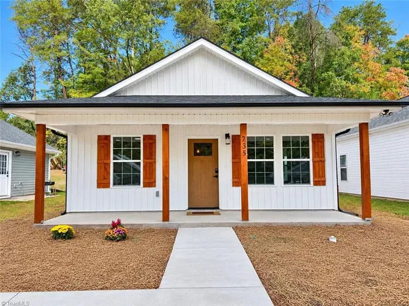 735 Meadowgreen Village Dr, Eden, NC 27288