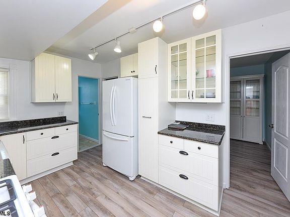 5th image of 612 E 8th St