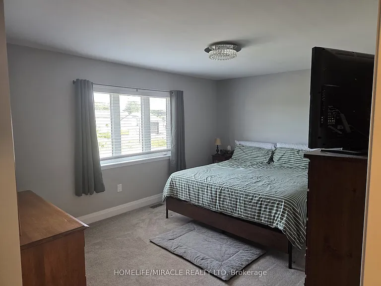 20 Esther Cres — Photo 6