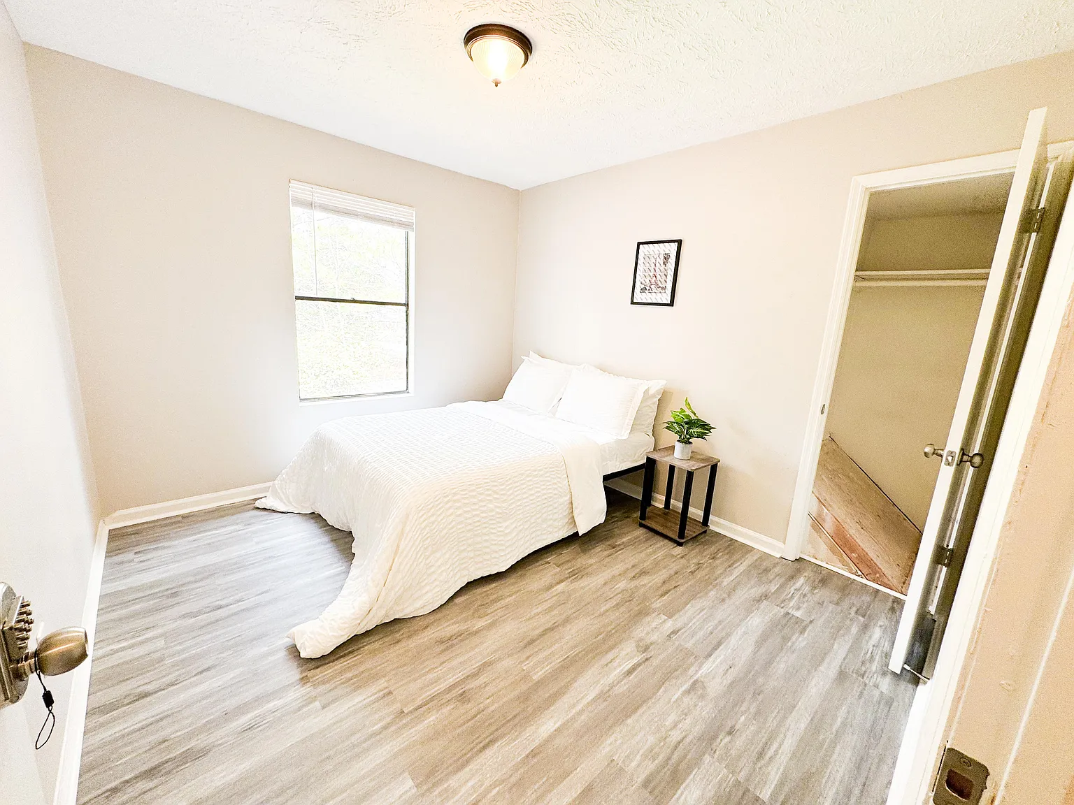 4 bed, 3.0 bath, 2400 sqft, $715 — Photo 1