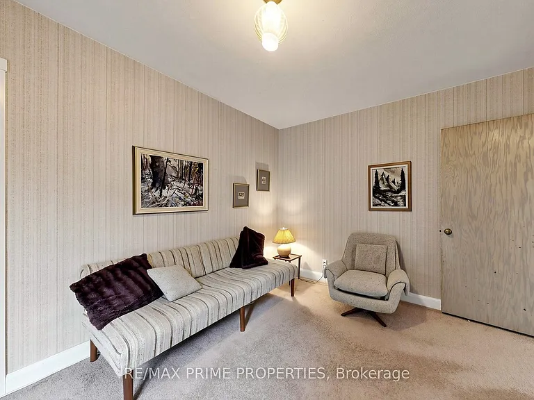 33 Irvington Cres — Photo 8
