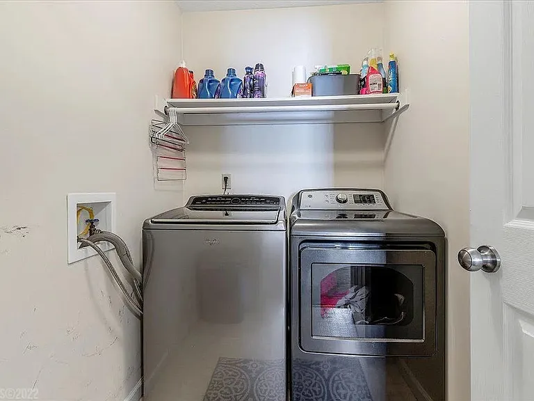 1641 York Dr NW — Photo 8