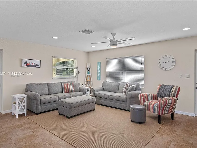 924 Lake Dr E — Photo 13