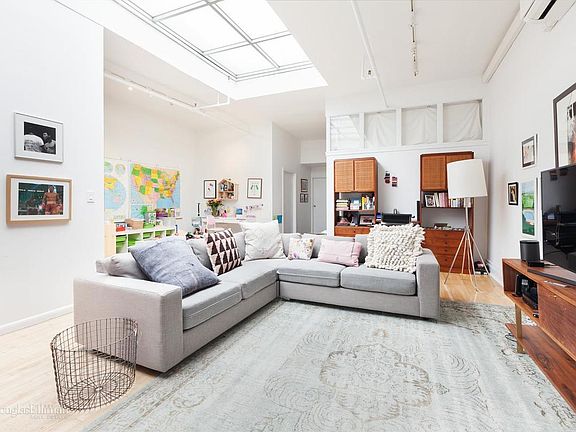 4th image of 81 Murray St APT 5