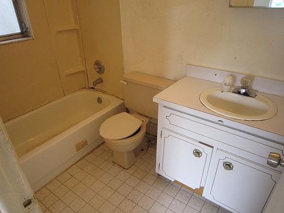 5th image of 2970 SE 2nd St