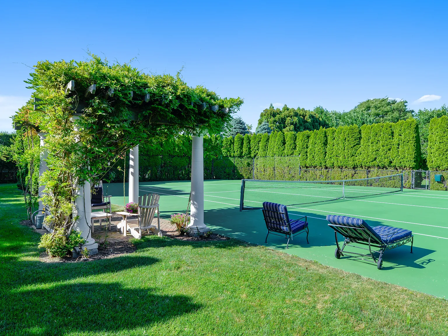 Expansive Southampton Estate with Pool and Tennis — Photo 2