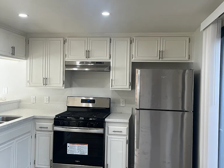 1001 E Cypress Ave — Photo 4