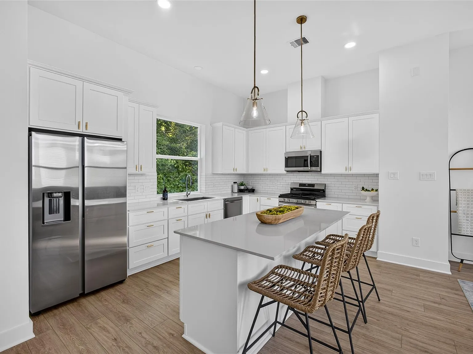 3 bed, 3.5 bath, 1807 sqft, $2,400 — Photo 2