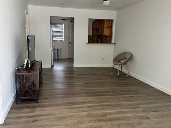3rd image of 1050 SW 30th St