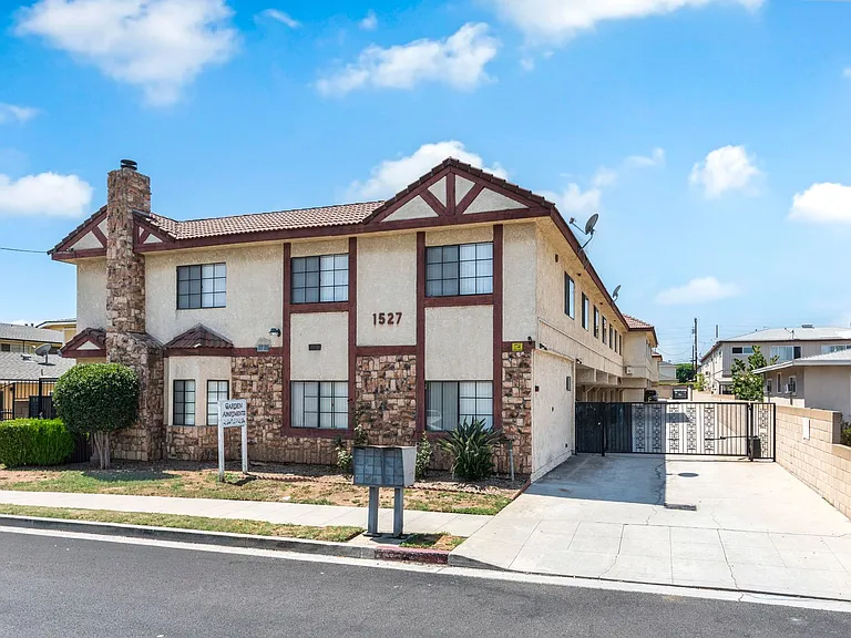 1527 Palm Ave — Photo 1