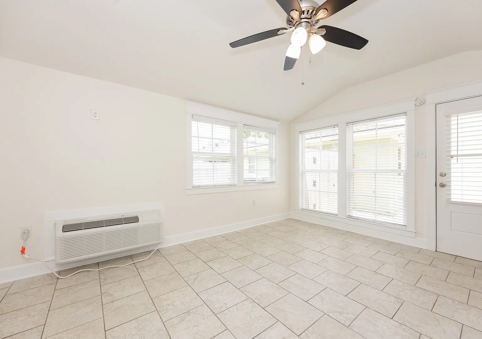 Studio, 375 sqft, $950 — Photo 4