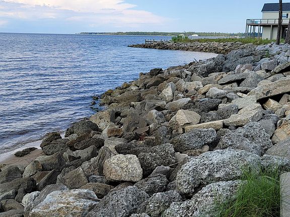 2nd image of 1400 River Drive