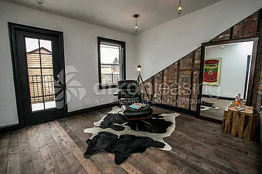 Rented by Dixon Advisory USA Inc.